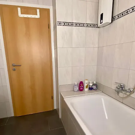 Privatzimmer Im Apartment - Apple Tv Netflix Kingsize Bett Arbeitsplatz Naehe Hbf Coblenza Exterior foto
