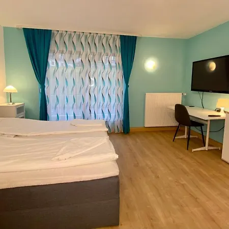 Privatzimmer Im Apartment - Apple Tv Netflix Kingsize Bett Arbeitsplatz Naehe Hbf Coblenza Exterior foto